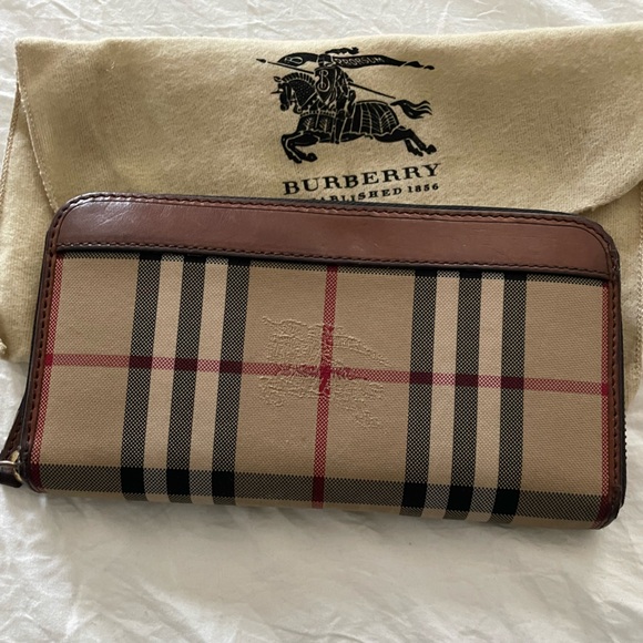 Like New! Authentic Burberry Wallet - Picture 1 of 15